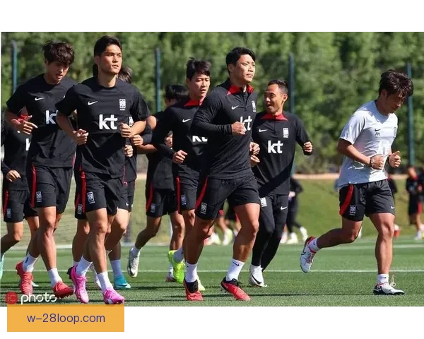孙兴慜在韩国国家队训练结束后耐心为每位球迷签名展现亲和力和责任感 孙兴慜在韩国国家队训练结束后耐心为每位球迷签名展现亲和力和责任感